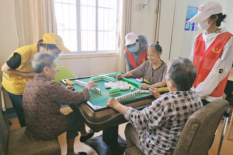 工作人員與老人開展娛樂活動。南寧市新陽真情養老院供圖。